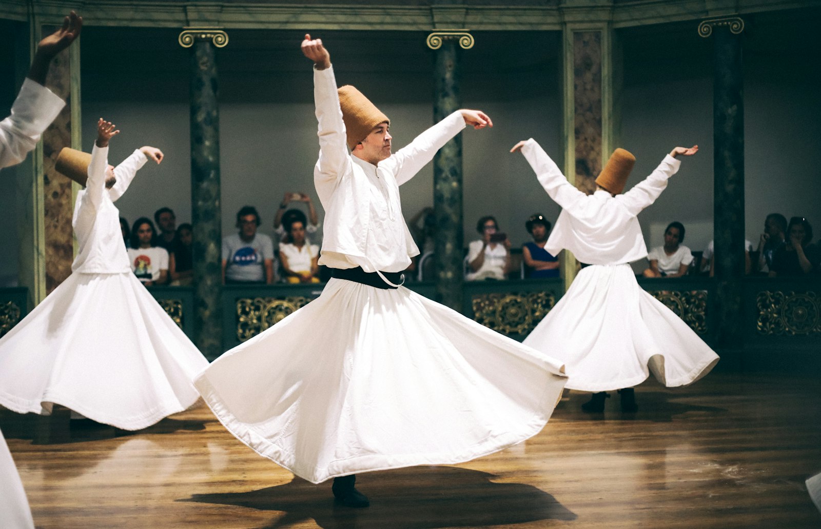 Derviși învârtindu-se în ceremonie sufi, robe albe și lumină caldă contemplativă